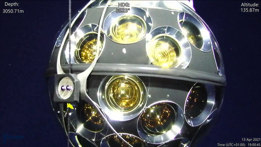Modulo ottico di KM3NeT durante una ispezione sottomarina a grande profondità