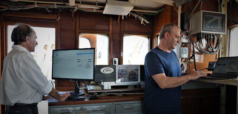 Veliero Amerigo Vespucci e ricercatori a lavoro