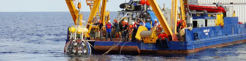 Nave in mare aperto che cala una parte del telescopio